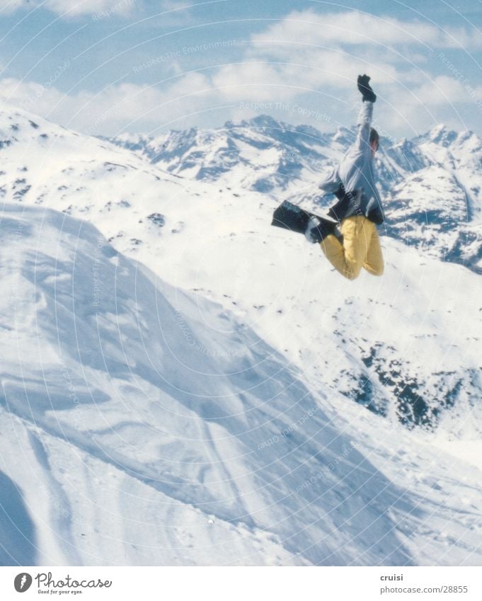 und ab geht’s Snowboard Winterurlaub springen Backside Air Osttirol St. Jakob kalt weiß Tiefschnee Sport Schnee Raceboard Freude gelb Körperhaltung Snowboarder