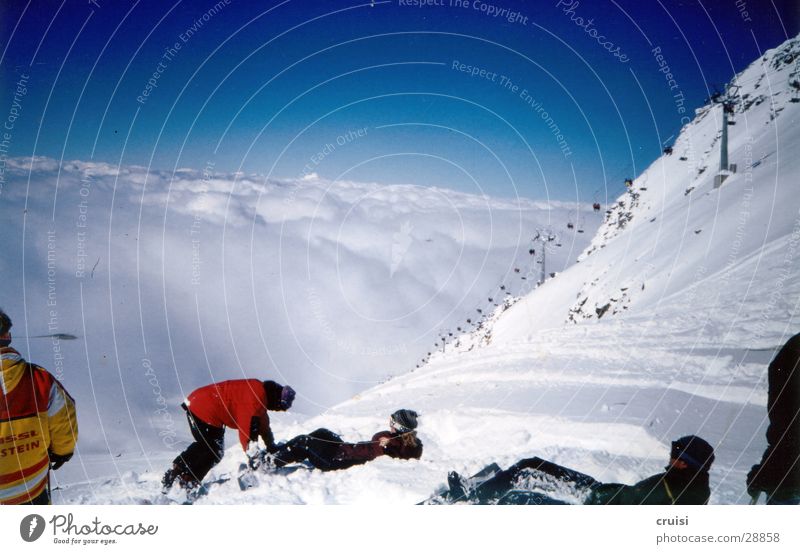 über den Wolken Sesselbahn Neuschnee Winterurlaub Tux Sport Himmel Schnee Sonne Pulverschnee Snowboarder Pause steil Menschengruppe Aussicht