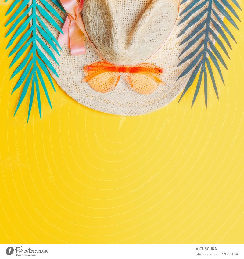Strohhut mit Sonnenbrille und tropischen Blättern Stil Freude Erholung Ferien & Urlaub & Reisen Sommer Strand Natur Blatt Accessoire Hut trendy gelb Design