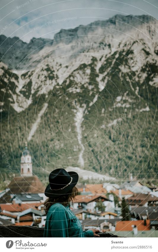 Frau mit Hut mit Blick auf die Bergstadt Lifestyle Stil Ferien & Urlaub & Reisen Tourismus Ausflug Abenteuer Ferne Freiheit Städtereise Sommer Sommerurlaub