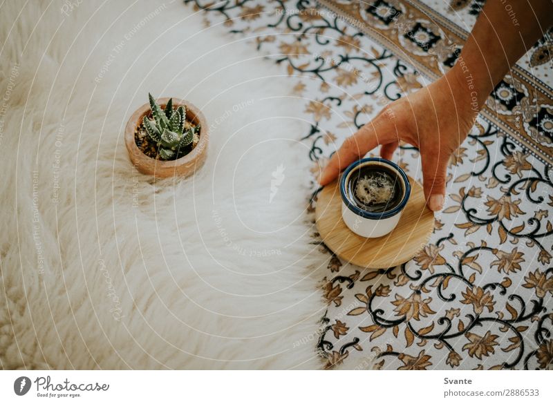 Frau mit Espressotasse auf floralem Muster Heißgetränk Kaffee Tasse Becher Lifestyle elegant Stil Design Innenarchitektur Dekoration & Verzierung Mensch