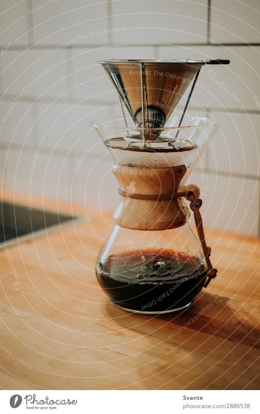 Kaffeemaschine auf Holztisch in der Küche Kaffeetrinken Getränk Heißgetränk Espresso Lifestyle elegant Stil ästhetisch Kaffeepause Chemex tropfend Farbfoto