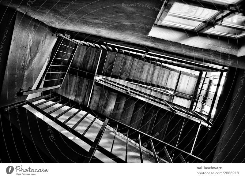 Treppe Haus Turm Architektur Mauer Wand Fenster Holz Glas Metall Linie dunkel historisch schwarz weiß Kraft Ziel Schwarzweißfoto Innenaufnahme Detailaufnahme