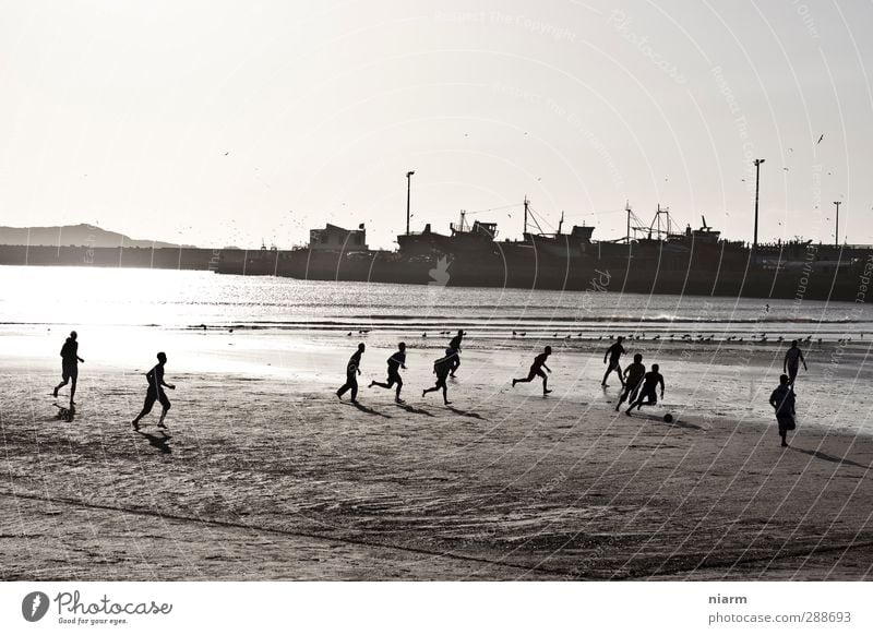 gepflegter Kick am Strand Spielen Sport Ballsport Fußball Sportstätten Sand Wasser Hafen Stadtrand laufen Strandfußball Brasilien Südamerika Afrika Fussball