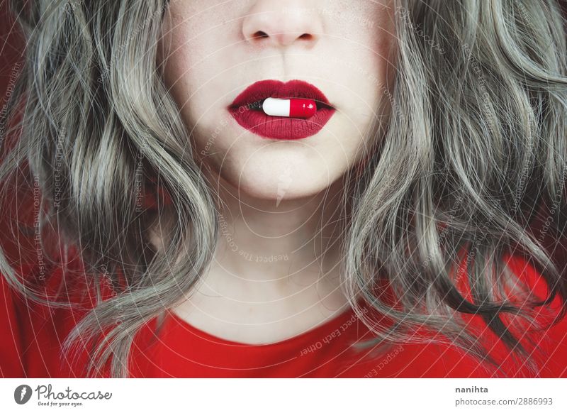 Nahaufnahme der Lippen junger Frauen mit einer Pille Stil Design Haut Gesicht Lippenstift Gesundheitswesen Behandlung Medikament Mensch feminin Junge Frau