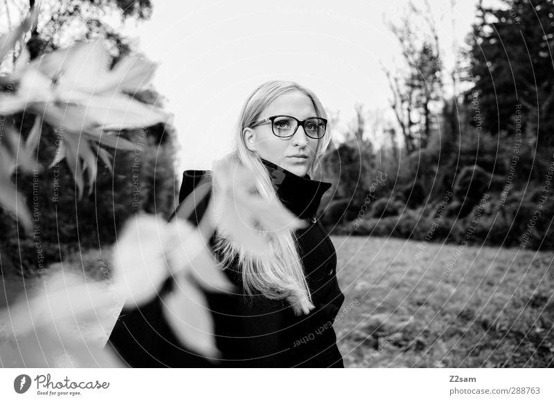 FALL 2012 elegant Stil feminin Junge Frau Jugendliche 18-30 Jahre Erwachsene Umwelt Natur Landschaft Herbst Baum Sträucher Mode Mantel blond langhaarig Blick