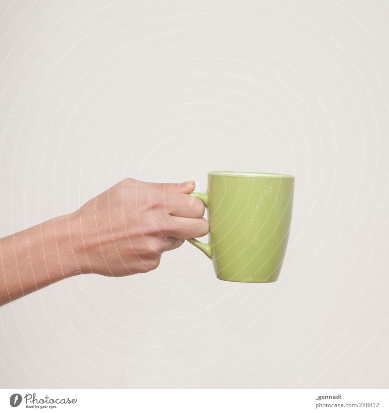 Bitteschön. Frühstück Kaffeetrinken Getränk Heißgetränk Kakao Tee Arme Hand heiß Wärme grün Quadrat ruhig gestellt neutral geben festhalten genießen Tasse