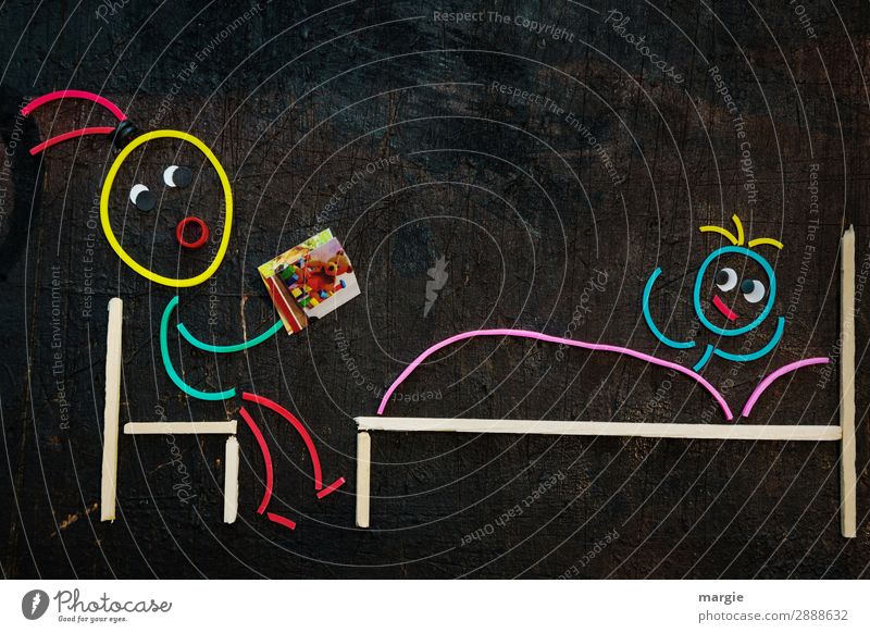 Gummiwürmer: Gute - Nacht - Geschichten. Die Mutter oder der Vater lesen ihrem Kind beim Einschlafen eine Geschichte vor Häusliches Leben Stuhl Bett