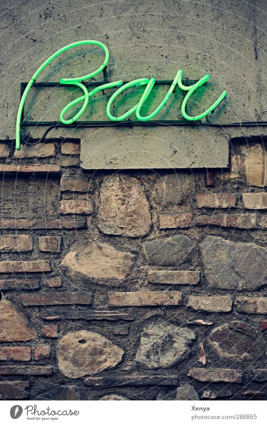 Bar Fassade Stein grau grün Feierabend Leuchtreklame Mauer Schilder & Markierungen Außenaufnahme Menschenleer Textfreiraum unten