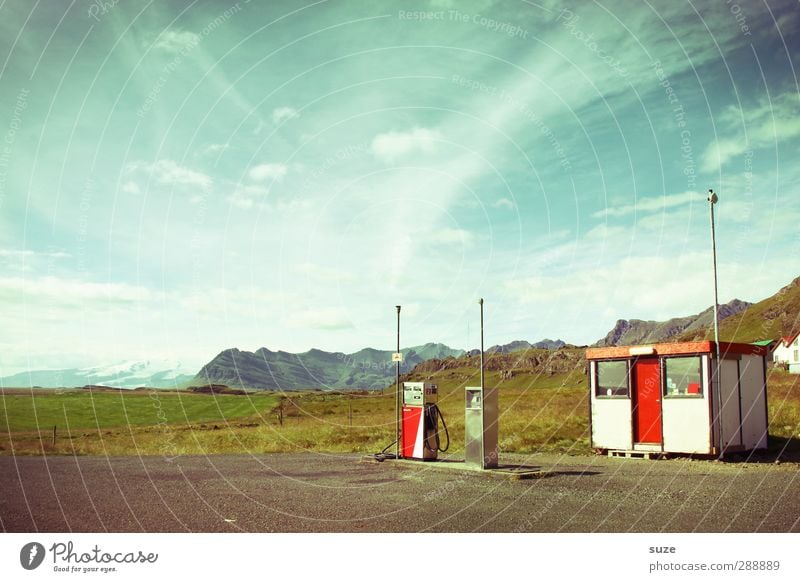 Tanke Umwelt Natur Urelemente Erde Himmel Wolken Sommer Schönes Wetter Berge u. Gebirge Erdöl alt außergewöhnlich blau Einsamkeit Island Tankstelle Benzin