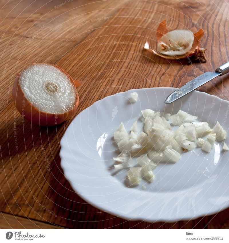 läns kocht | verflixt und zugenäht Lebensmittel Zwiebel Teller Messer genießen Tisch geschnitten frisch Vorbereitung Essen Gemüse Küche Küchentisch Tränen
