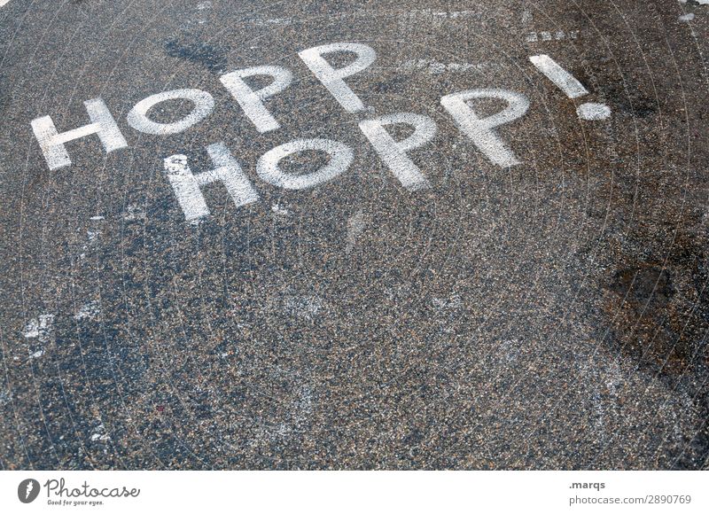 Hopp Hopp! Straße Schriftzeichen Begeisterung Applaus Konkurrenz herausfordernd Sport Motivation Ausdauer Radrennen Farbfoto Außenaufnahme Menschenleer