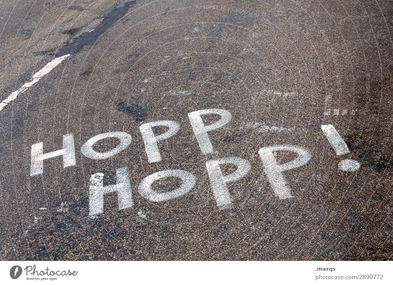 Hopp Hopp! Straße Wege & Pfade Schriftzeichen Kommunizieren Ziel Motivation Rennsport hopp hopp Farbfoto Außenaufnahme Menschenleer Textfreiraum oben