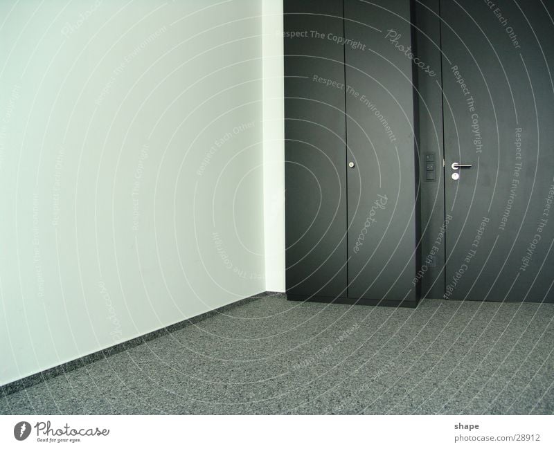 dritter raum Raum Tür dunkel frei hell modern grau schwarz weiß Schrank Wand leer Schranktüren Teppich Kontrast Goldener Schnitt Farbfoto Innenaufnahme