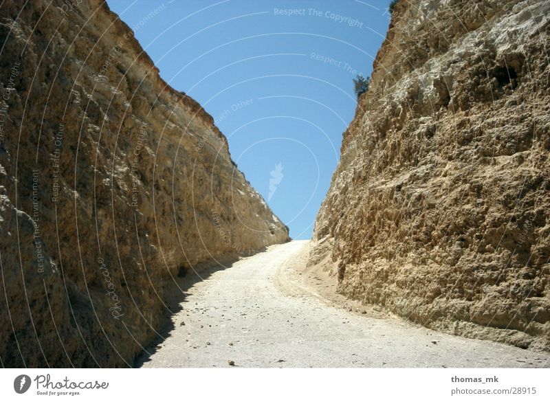In den Straßen Maltas Schlucht Ausweg Felsen Wege & Pfade Sand Himmel