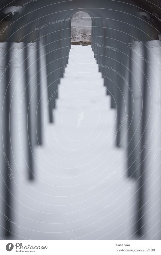 Durchblick Schnee Tunnel Metall Zeichen Linie Streifen kalt rund grau ästhetisch Design Ordnung Perspektive Symmetrie Wege & Pfade Ziel Fahrrad Tunneleffekt