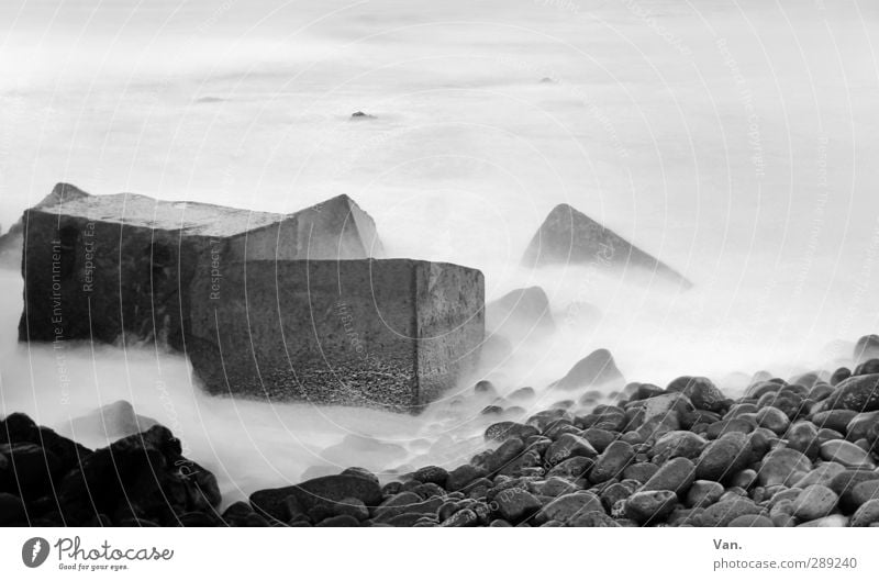 Weichspüler Umwelt Landschaft Wasser Felsen Küste Meer Stein Beton hell weich Kieselstrand Block Quader Schwarzweißfoto Außenaufnahme Experiment Menschenleer