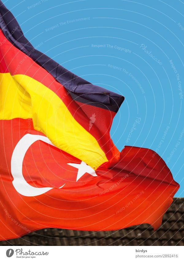 Deutschlandfahne und Türkeifahne wehen gemeinsam im Wind. Nahaufnahme. Deutsch-türkisch deutsch-türkisch Deutsche Flagge türkische Flagge