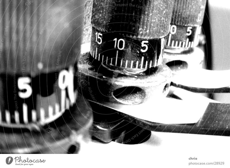 Feinjustierung Knöpfe Grauwert Industrie drehknopf Schwarzweißfoto Kontrast Perspektive Detailaufnahme Ziffern & Zahlen skale