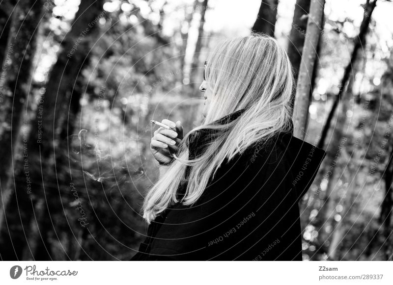 Raucherin Lifestyle elegant feminin Junge Frau Jugendliche 1 Mensch 18-30 Jahre Erwachsene Herbst Baum Sträucher Wald Jacke Brille blond langhaarig Denken