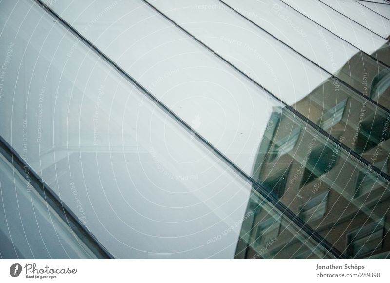 verglast Architektur eckig einfach Glas Glasscheibe Neigung Geometrie minimalistisch Haus Tiefgarage Fensterfront Glasfassade Glasdach trüb Wolken kalt Streifen
