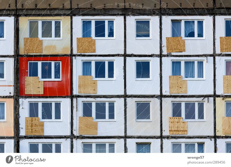Platte Magdeburg Deutschland Sachsen-Anhalt Europa Stadt Stadtzentrum Menschenleer Haus Gebäude Fassade Balkon Fenster hässlich grau Häusliches Leben Plattenbau