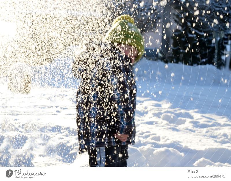 Winter Freizeit & Hobby Spielen Mensch Kind Kleinkind Kindheit 1 1-3 Jahre 3-8 Jahre Schnee Schneefall kalt weiß Stimmung Freude werfen Mütze Schneeballschlacht