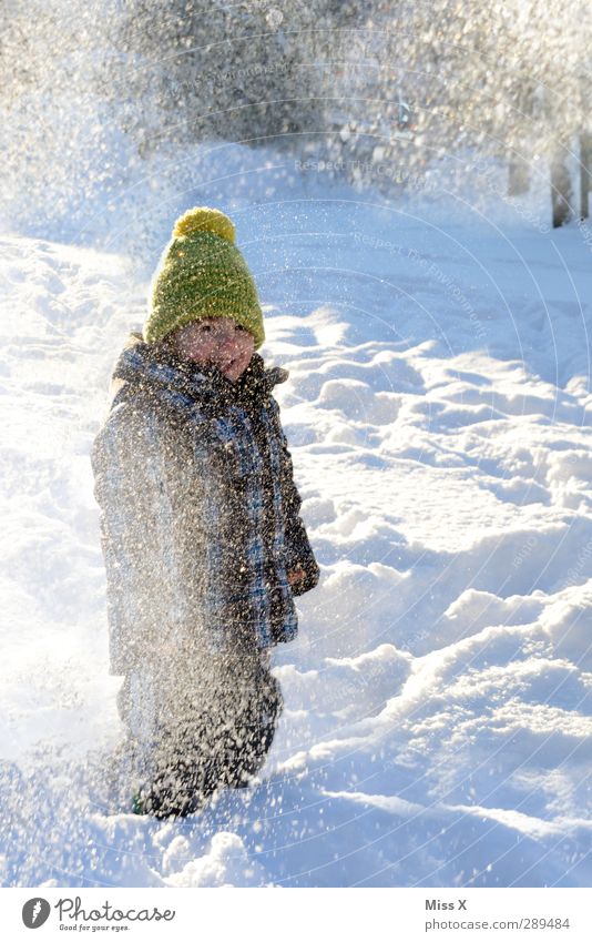 Winter Spielen Mensch Kind Kleinkind Kindheit 1 1-3 Jahre 3-8 Jahre Schnee Schneefall Mütze lachen kalt Gefühle Freude Glück Fröhlichkeit Schneeballschlacht