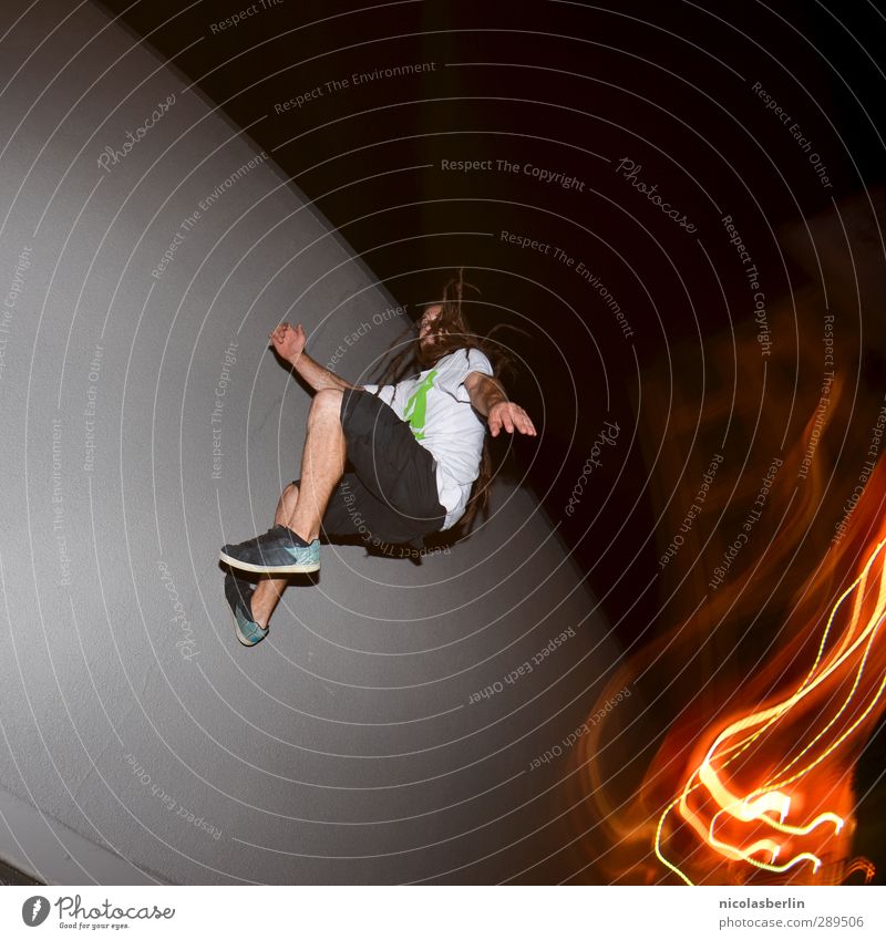 Weltuntergang | Aus der Hölle Freizeit & Hobby Jagd Fitness Sport-Training maskulin Mann Erwachsene Körper 1 Mensch Bewegung seilhüpfen springen dunkel verrückt