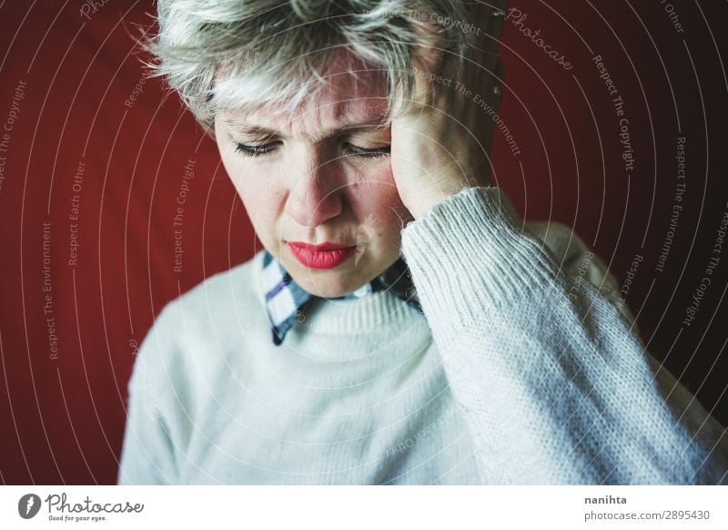 Mittelalterliche Frau mit Schmerzen Behandlung Krankheit Medikament Mensch feminin androgyn Erwachsene 1 30-45 Jahre grauhaarig kurzhaarig Traurigkeit weinen