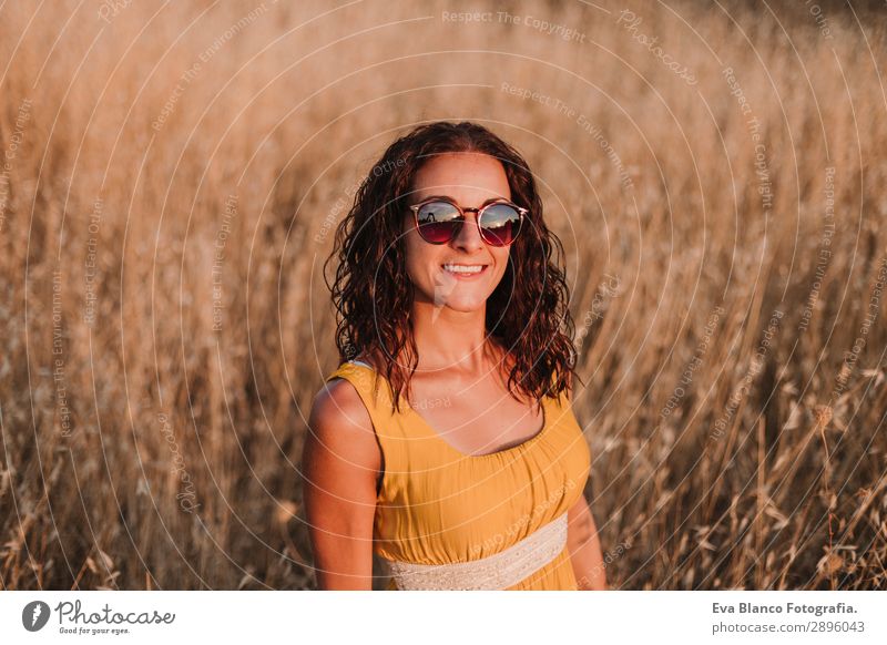 Porträt einer jungen Frau im gelben Kleid mit Blick auf die Kamera Lifestyle Glück schön Körper Ferien & Urlaub & Reisen Sommer Sonne Telefon
