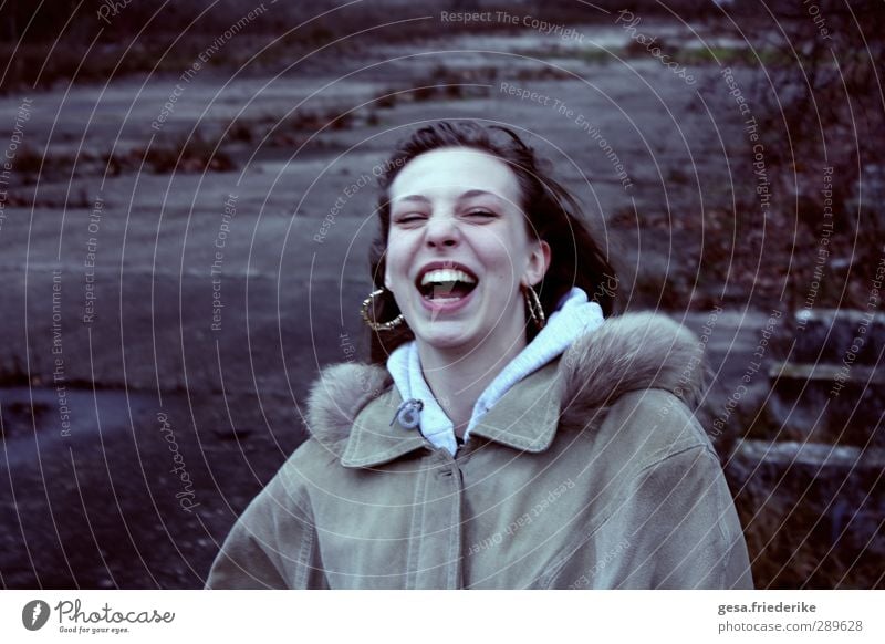 Gelächter Freude Glück Gesicht feminin Junge Frau Jugendliche Zähne 1 Mensch 18-30 Jahre Erwachsene Mantel Fell Schmuck brünett langhaarig Locken Blühend lachen