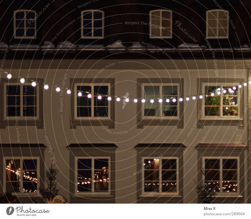 SALE Stadtzentrum Altstadt Haus Fassade Fenster leuchten Lichterkette Weihnachtsdekoration Weihnachtsbeleuchtung Farbfoto Außenaufnahme Menschenleer Nacht