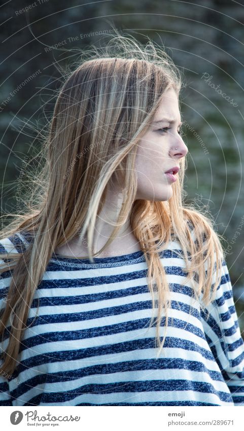 Wind feminin Junge Frau Jugendliche 1 Mensch 18-30 Jahre Erwachsene blond langhaarig schön Farbfoto Außenaufnahme Tag Schwache Tiefenschärfe Profil