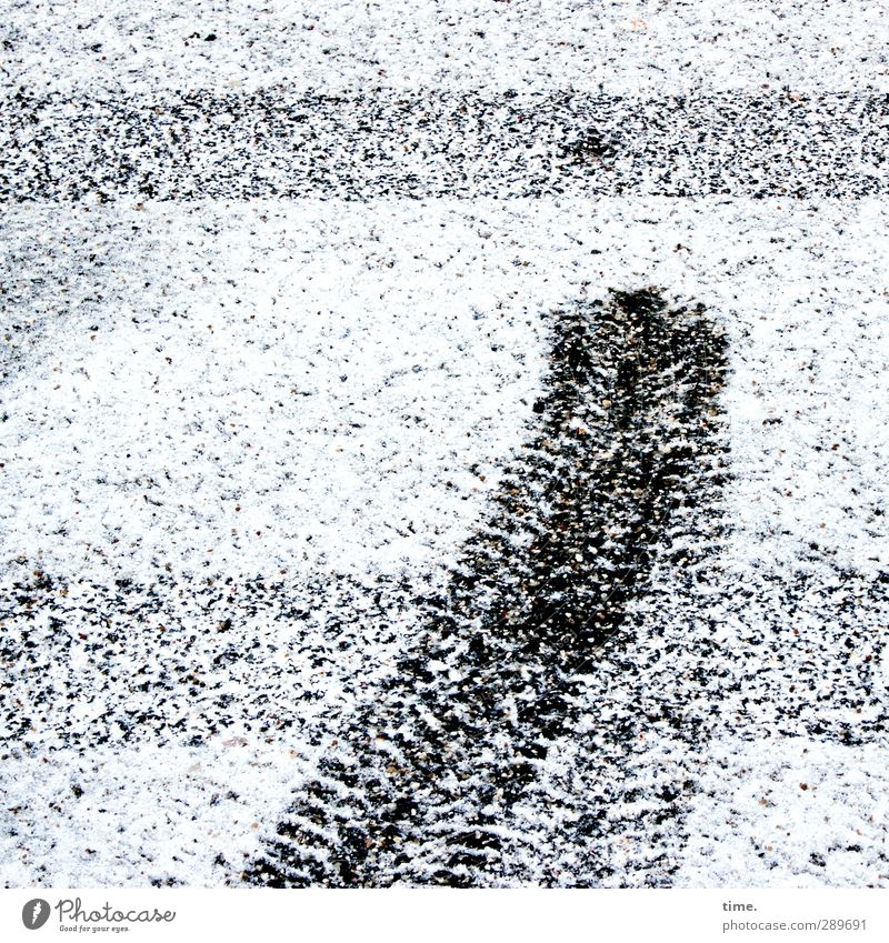 Jahresendstress Winter Schnee Verkehr Autofahren Wege & Pfade Parkplatz Parkplatzsuche Reifenspuren Markierungslinie Stein Schilder & Markierungen rennen frisch