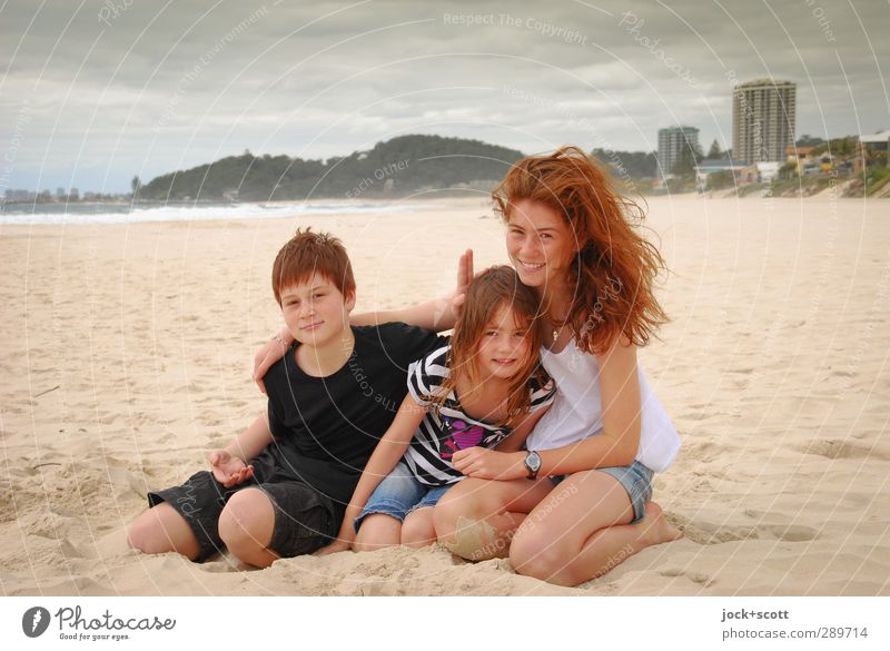 froh zu sein bedarf es wenig Geschwister 3 Kindergruppe 3-8 Jahre Kindheit 8-13 Jahre Wolken Pazifikstrand Gold Coast Queensland Sand Lächeln sitzen
