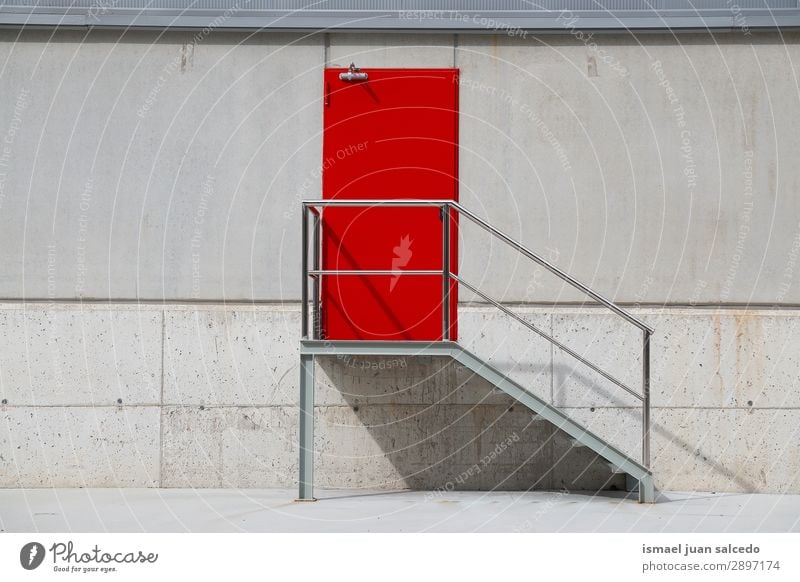 rote Tür an der weißen Wand Metall Konsistenz Muster kaputt gebrochen Hintergrund neutral sehr wenige alt aussetzen Ruine Straße Außenaufnahme Grunge