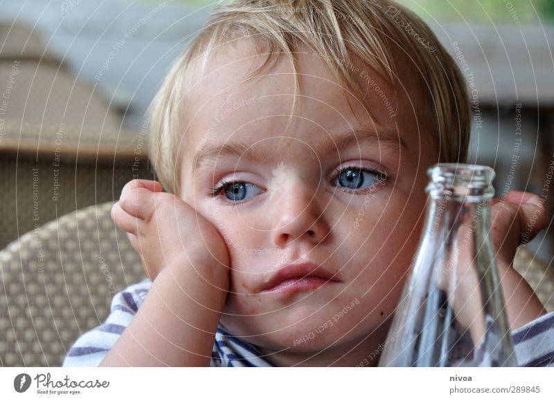 Kind ganz versonnen Essen Mittagessen Getränk Trinkwasser Limonade Flasche Sommer maskulin Kleinkind Junge Haut Kopf Haare & Frisuren 1 Mensch 1-3 Jahre