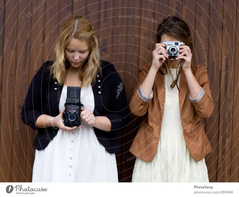Leidenschaft die Verbindet Fotokamera feminin Junge Frau Jugendliche 2 Mensch entdecken Blick einfach trendy braun schwarz weiß Fotografie Farbfoto