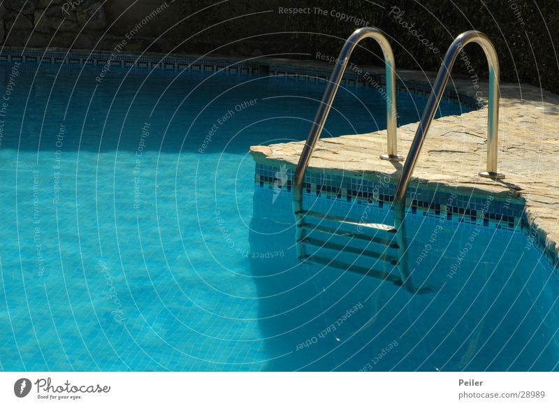 Let´s go swimming Schwimmbad türkis Wasser Leiter blau Erfrischen