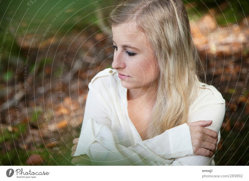 herbstlich feminin Junge Frau Jugendliche 1 Mensch 18-30 Jahre Erwachsene Umwelt Natur Wald schön Farbfoto Außenaufnahme Tag Schwache Tiefenschärfe Porträt