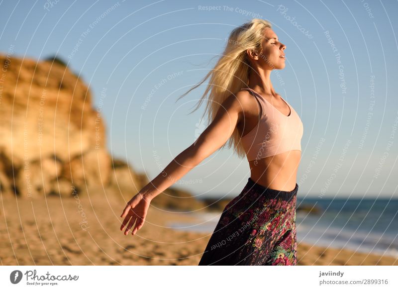 Frau genießt den Sonnenuntergang an einem schönen Strand. Lifestyle Glück Körper Leben Erholung Meditation Freizeit & Hobby Ferien & Urlaub & Reisen Freiheit