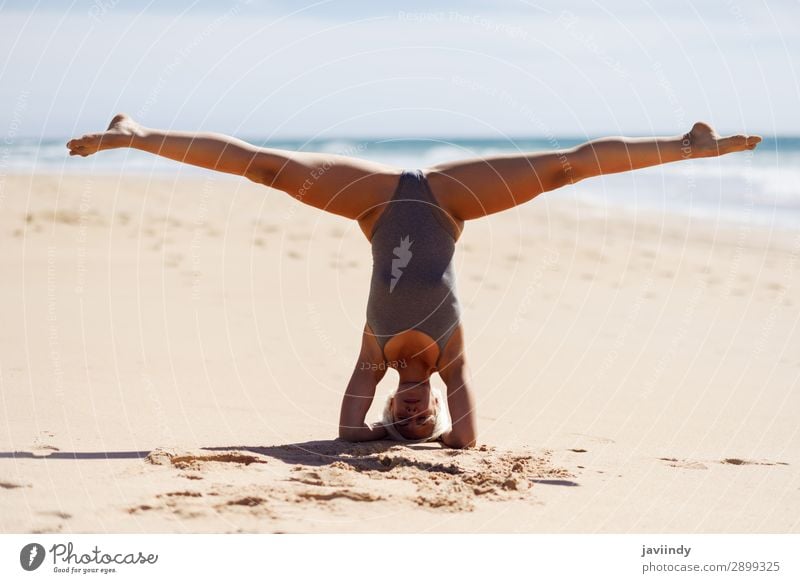 Kaukasische blonde Frau, die Yoga am Strand praktiziert. Lifestyle schön Körper Leben harmonisch Erholung Meditation Sommer Meer Sport Mensch feminin Junge Frau