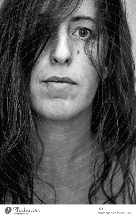. Mensch feminin Frau Erwachsene Haare & Frisuren Gesicht 1 30-45 Jahre brünett langhaarig authentisch eckig Schwarzweißfoto Innenaufnahme Kunstlicht Porträt