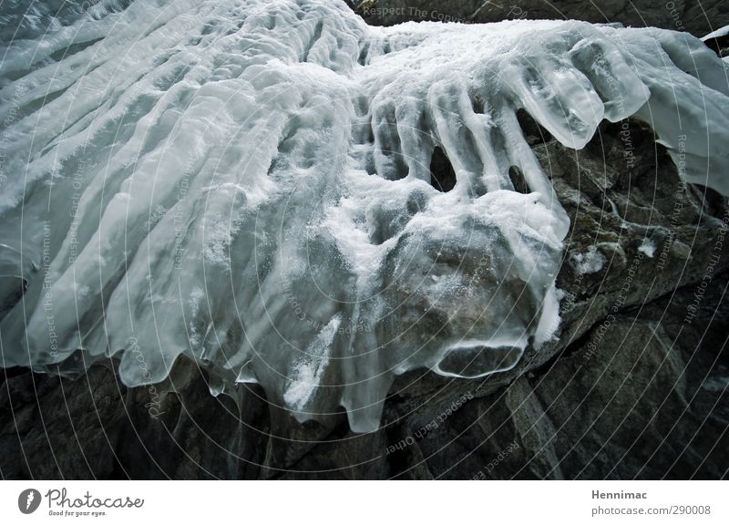 Der Eiserne Vorhang. Natur Wasser Winter Felsen Wasserfall Stein frieren ästhetisch fest kalt blau grau weiß bizarr Kunst stagnierend gefroren bewegungslos