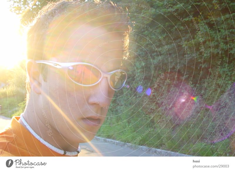Mit der Sonne im Rücken Sonnenuntergang Sonnenbrille Halskette Mann Blick Boy