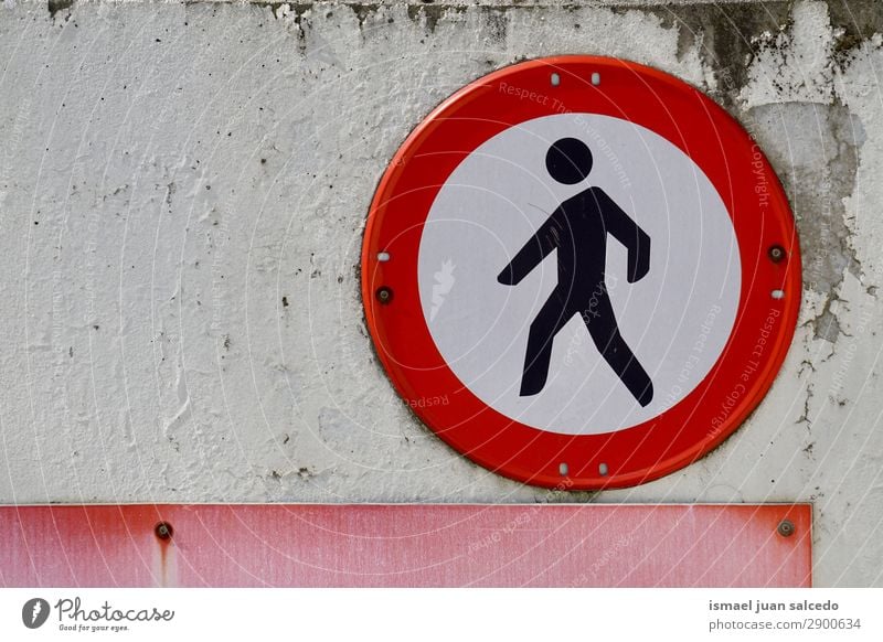 Fußgängerampel auf der Straße Spaziergang Verkehrsgebot Signal Hinweisschild Großstadt Verkehrsschild Zeichen Symbole & Metaphern Weg Vorsicht Beratung