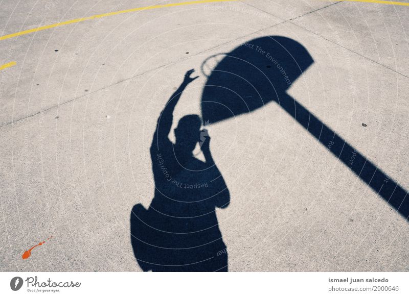Mann Schatten Silhouette Spielkorb Mensch Spielen Korb Sport Lichterscheinung Sonne Straße Boden Außenaufnahme Großstadt abstrakt sehr wenige