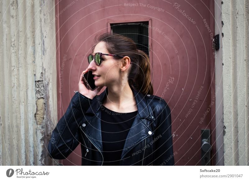 Telefonieren Lifestyle Design Handy Unterhaltungselektronik High-Tech Mensch feminin Junge Frau Jugendliche Erwachsene 1 18-30 Jahre Haus Bekleidung Jacke Leder