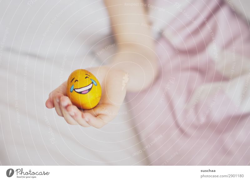 ostern naht .. Ostern Osterei Ei bemalt Smiley lachen Witz lustig Jugendliche Junge Frau Kind Bett Bettwäsche bequem Müdigkeit Krankheit Genesung Gesundheit